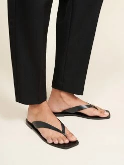 UNDONE shop -UNDONE shop AEMERY Kinto sandals black on foot 1024x1024